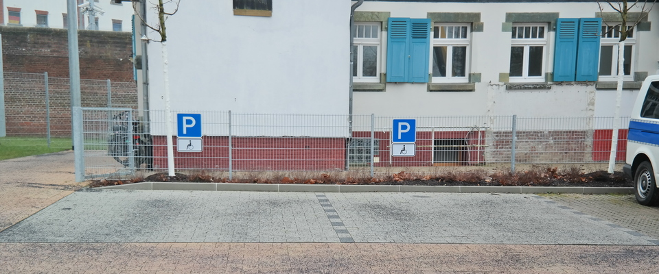 Behindertenparkplätze vor der JVA Werl