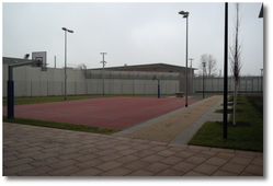 Basketplatz im Außengelände für die Sicherungsverwahrung Basketplatz im Außengelände für die Sicherungsverwahrung