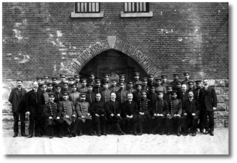 Personalkörper aus den Anfangsjahren der JVA Werl (um 1910) Personalkörper aus den Anfangsjahren der JVA Werl (um 1910)